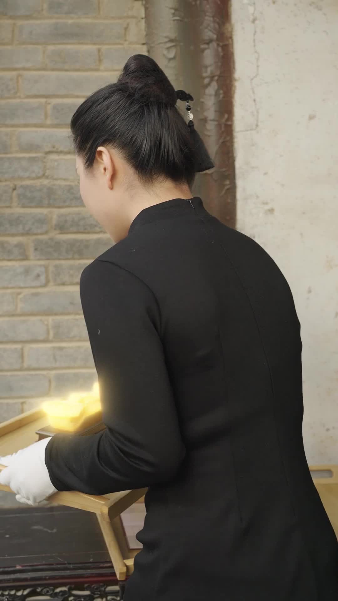 Episode 16 - Eight Treasures Ruyi Triggers Search for Heirs